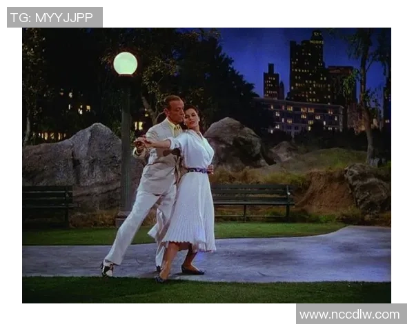 在夜空下的舞动光影发光跳舞足球带来的激情与乐趣